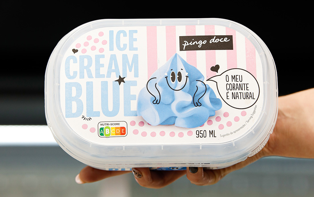 Close-up of a hand holding an ice cream box, top facing the camera (photo)