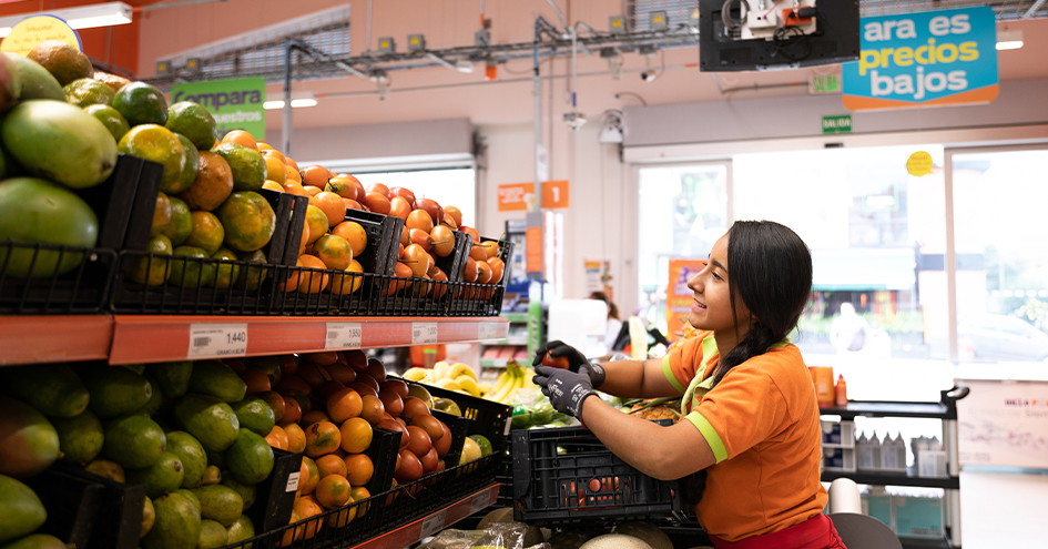 Ara employee stacking fresh fruit (photo)