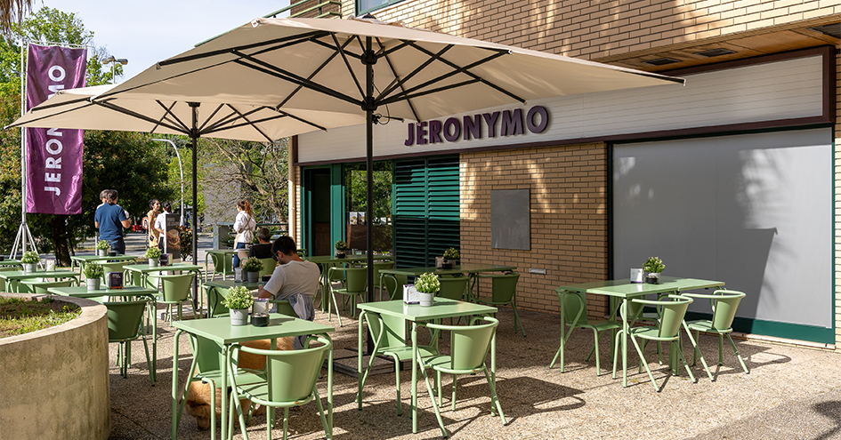 Outside seating area of a Jeronymo store (photo)