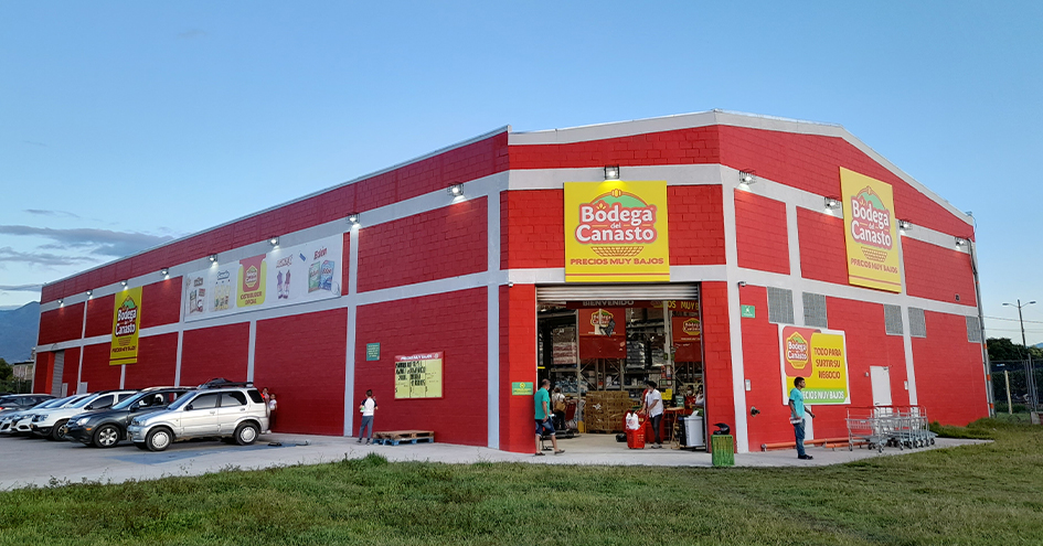 Outside view of a Bodega del Canasto store (photo)