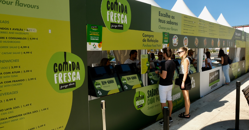 Pingo Doce's Comida Fresca tent in Lisbon, with people standing in line (photo)