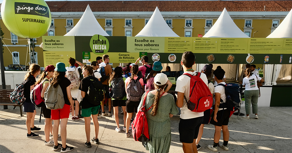 Pingo Doce's Comida Fresca tent with people in front of it (photo)