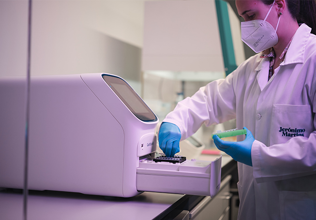 Laboratory worker using a test device (photo)