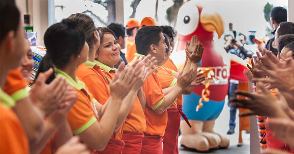 Employees celebrating and clapping at an Ara store (photo)