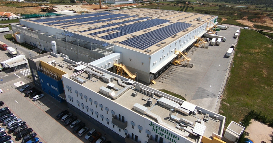 Aerial view of a distribution centre of Jerónimo Martins (photo)