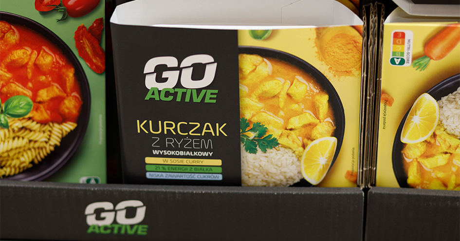 Close-up view of a Go Active ready meal in a carboard box (photo)
