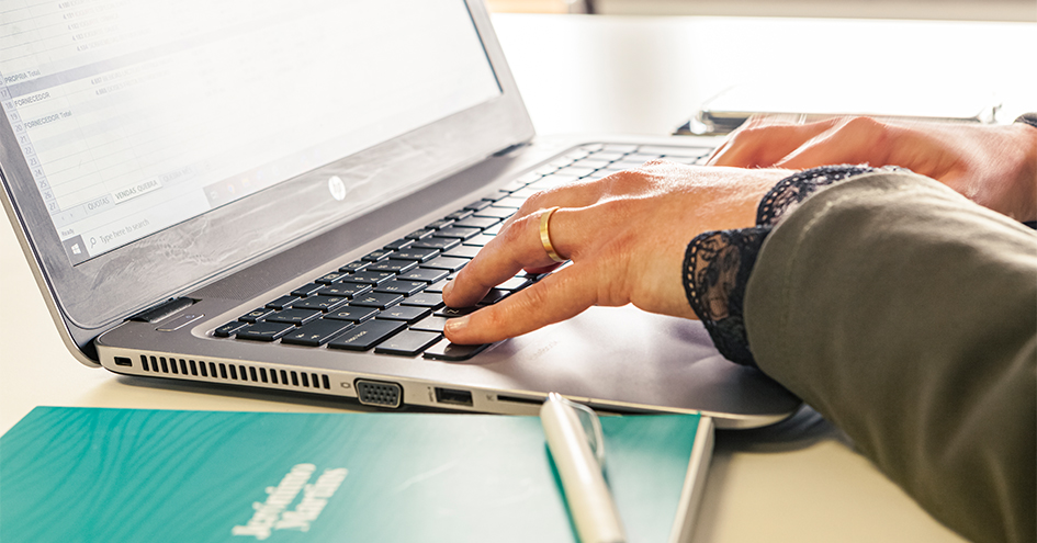 Close-up of hands using a laptop keyboard (photo)