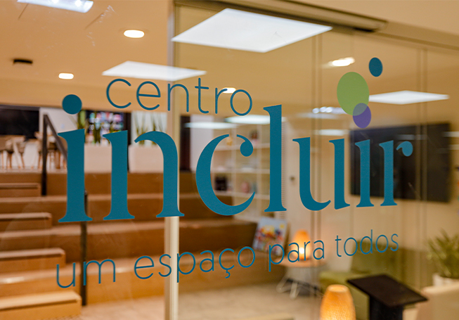 Glass front with text "centro incluir" written on it (photo)