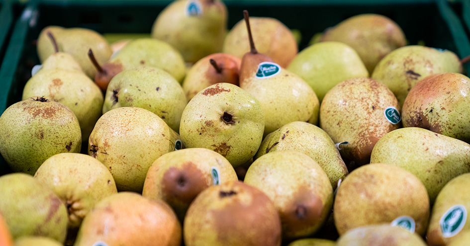 A crate filled with pears (photo)