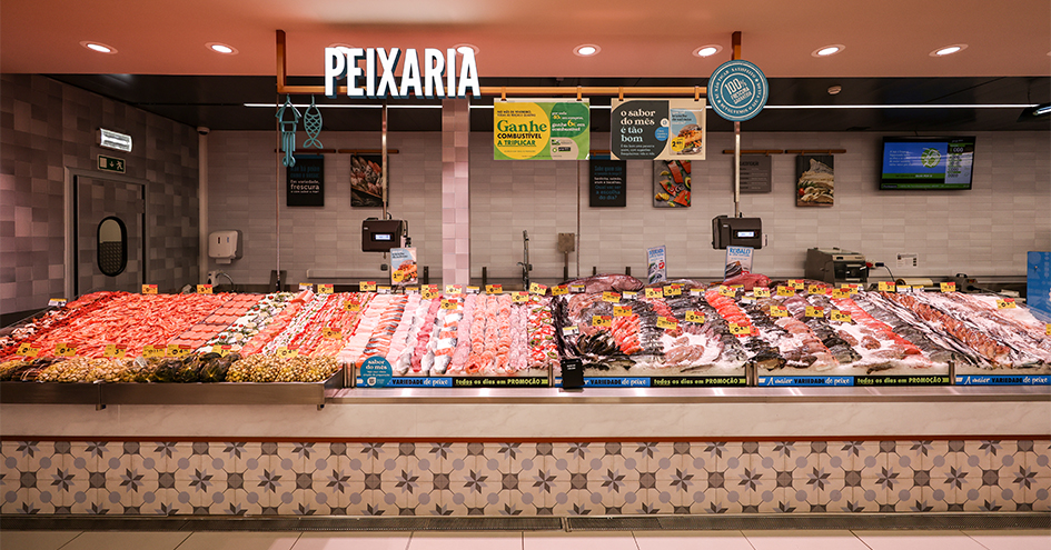 Fishmonger counter in a supermarket  (photo)