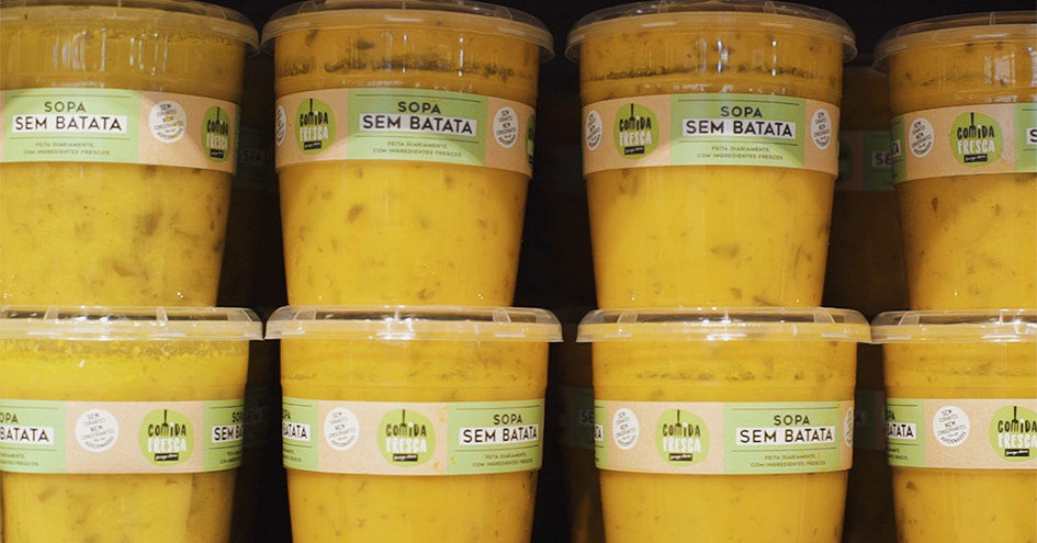 Close up of a shelf with packaged soup (photo)