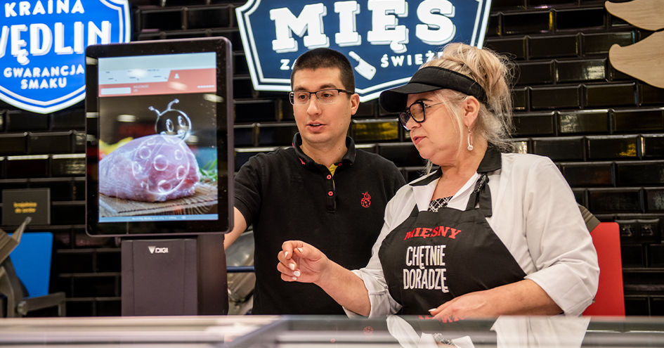 Two employees working in the butcher of a Biedronka store (photo)