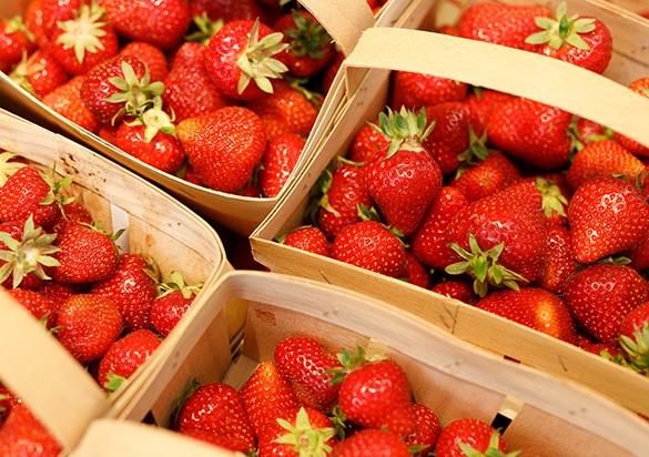 Ripe strawberries in wood boxes (photo)