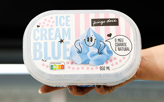 Close-up of a hand holding an ice cream box, top facing the camera (photo)
