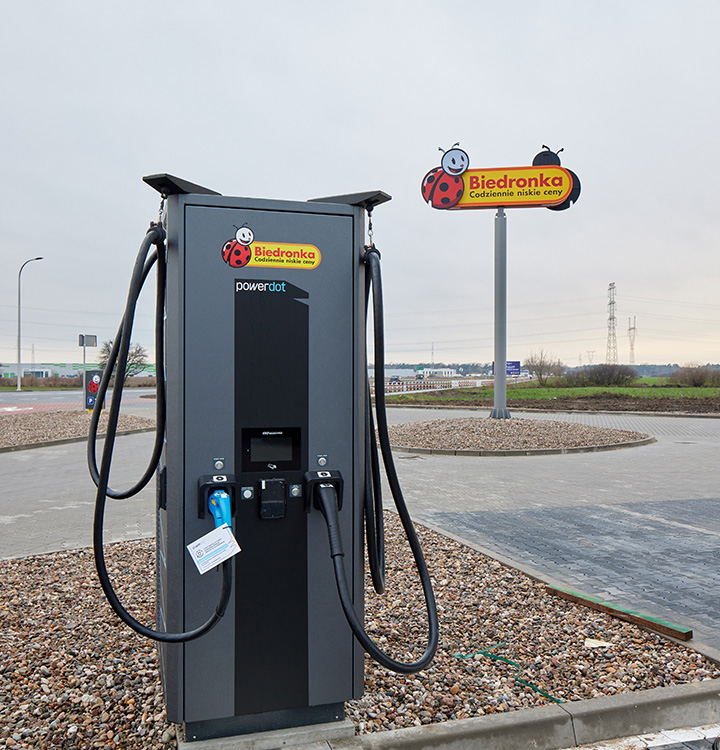 Charging station for electronic vehicles in a Biedronka parking lot (photo)