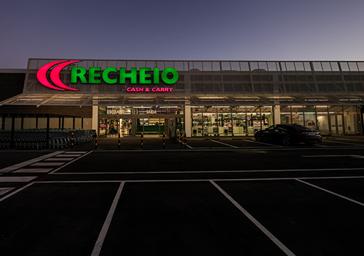 Recheio's store front by night (photo)