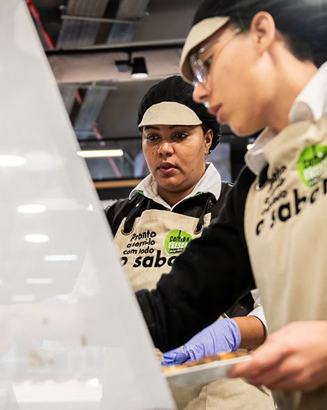 Two employees handling fresh food (photo)