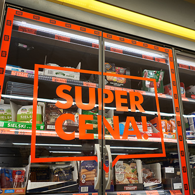 Close-up of refrigerator door where is written "Super Cena" (photo)