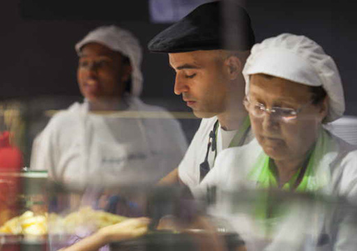 Employees from different ages working in food preparation (photo)