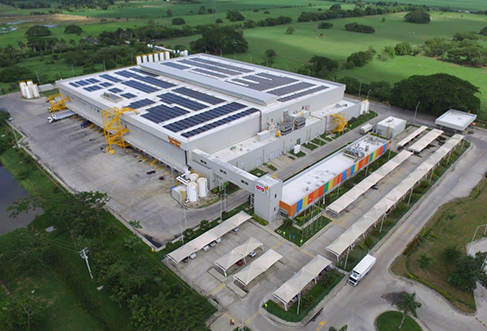A warehouse from above with solar panels on the roof. (photo)