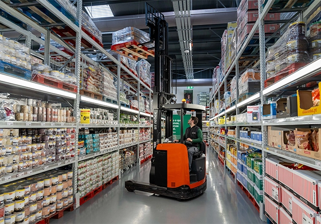 Recheio employee using a forklift in the warehouse (photo)