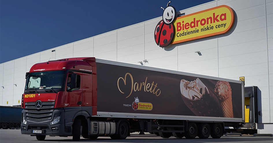 A delivery truck parked at a Biedronka warehouse (photo)