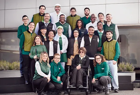 Group photo of Pingo Doce employees. One person is sitting in a wheelchair and one is holding a cane. (photo)