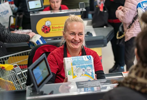 A smiling female employee at the Biedronka checkout (photo)