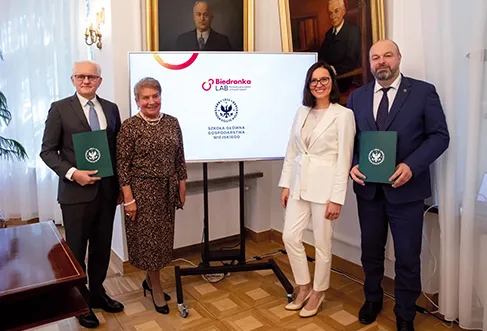 Four people formalizing a partnership between Biedronka and Warsaw University of Life Sciences (photo)