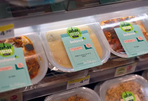 Ready-to-eat Comida Fresca Balance meal range in the shelf at a Pingo Doce store (photo)