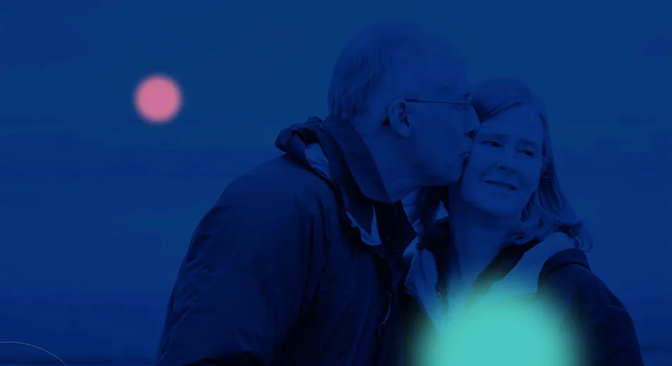 An elderly man kissing a woman on the cheek (photo)