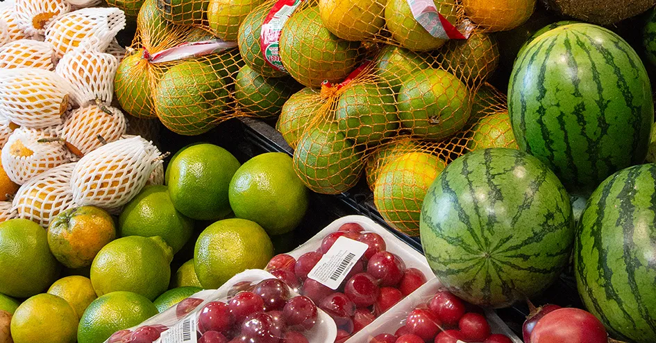 Different fruit in the produce section of a store (photo)