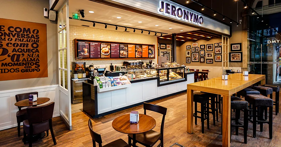 Seating area and counter of a Jeronymo store (photo)