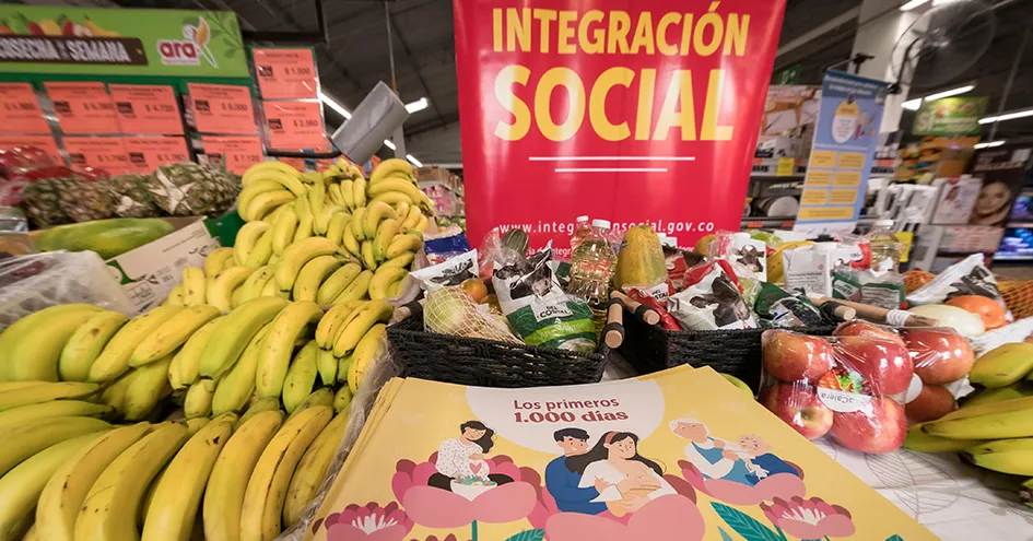 Produce section in an Ara store showing different fruit like bananas and apples as well as signs for promotions. (photo)