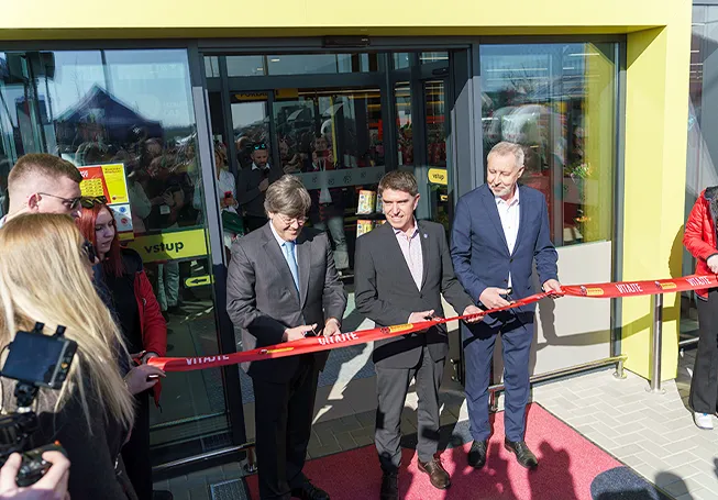 Ribbon-cutting ceremony at the launch of Biedronka Slovakia (photo)