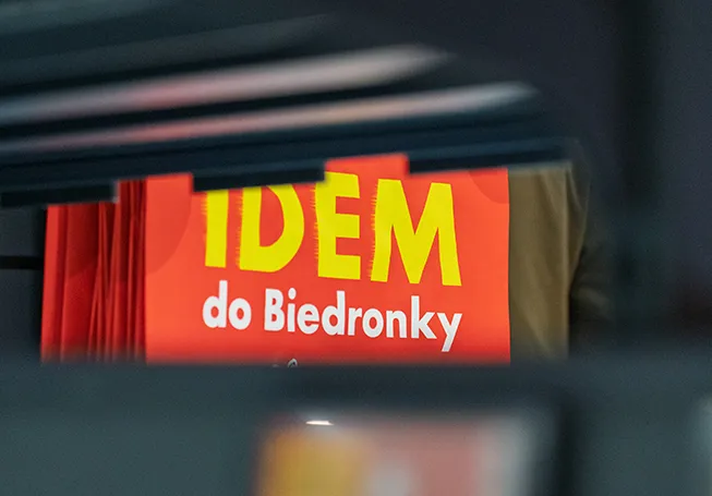 Close-up of shopping bags showing the words "IDEM do Biedronky" (photo)
