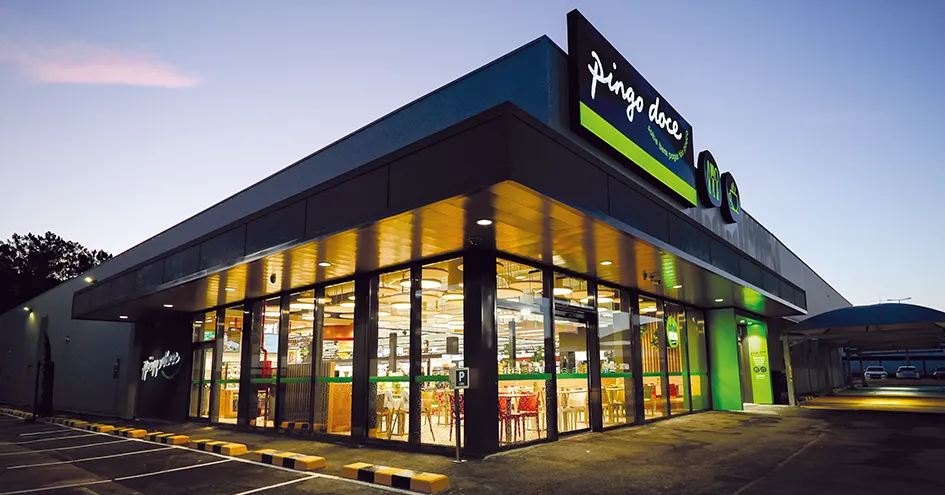 Storefront of a Pingo Doce at dusk (photo)