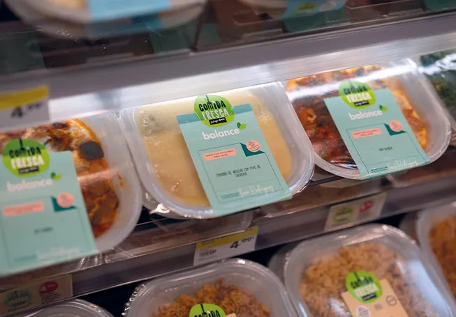 Ready-to-eat Comida Fresca Balance meal range in the shelf at a Pingo Doce store (photo)