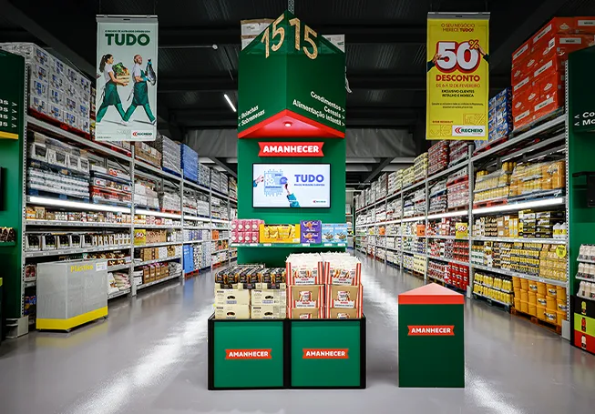 A shot of two dry goods aisles of a Recheio (photo)