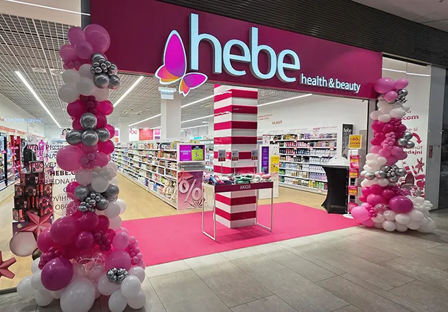 The storefront of a Hebe with a lot of balloons on each side of the entrance (photo)