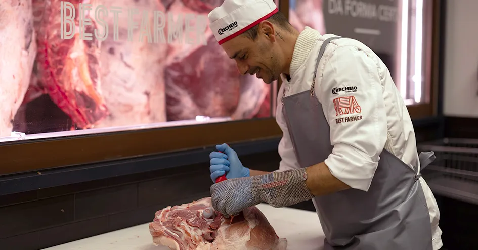 A Recheio employee butchering a pice of meat (photo)