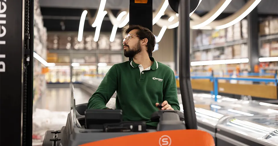 Recheio employee operating a forklift in a store (photo)