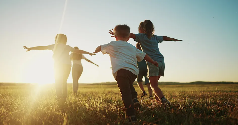 Children playing on a meadow on a sunny day (photo)