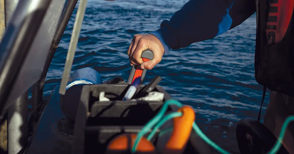Close-up of a person steering a boat (photo)