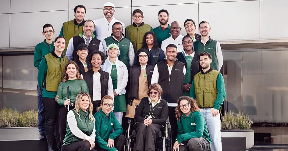 Group photo of Pingo Doce employees. One person is sitting in a wheelchair and one is holding a cane. (photo)