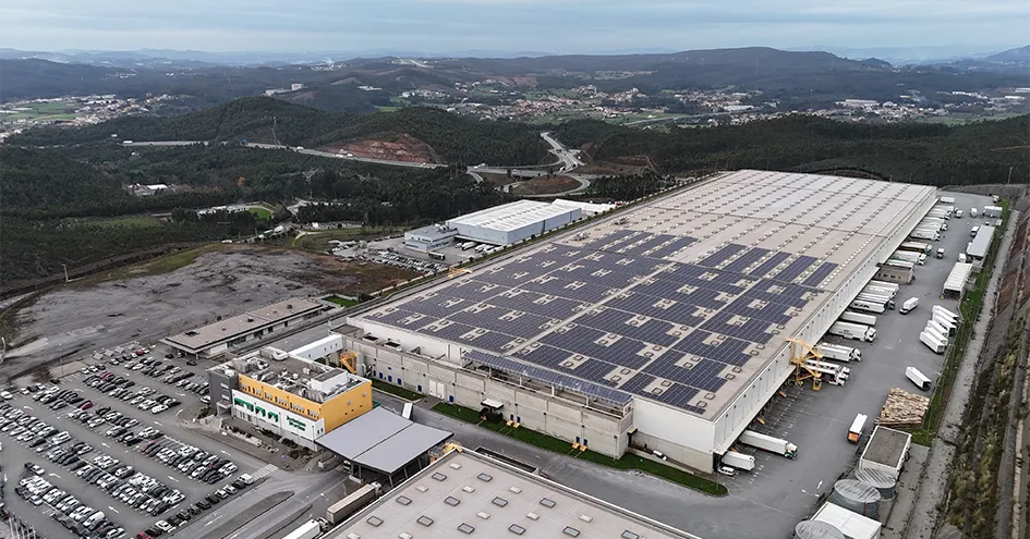 Solar panels on the roof of a distribution center (photo)
