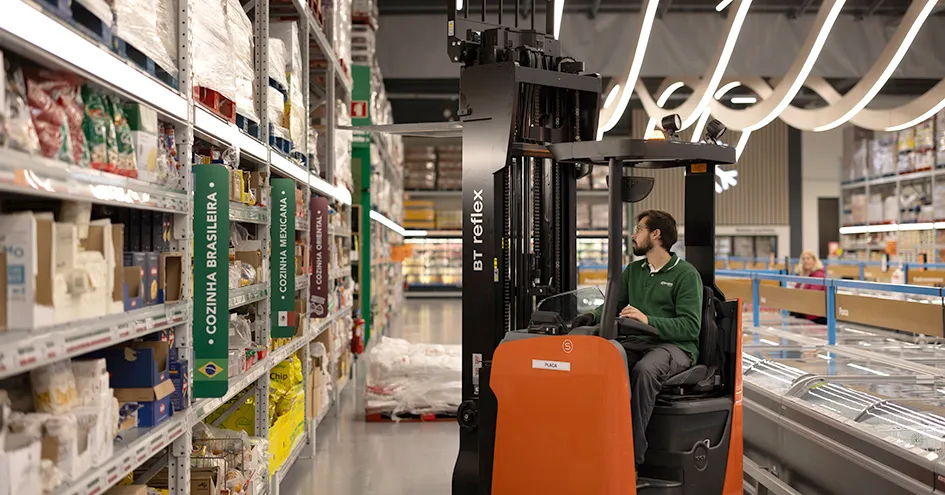 Recheio employee operating a forklift in a store (photo)