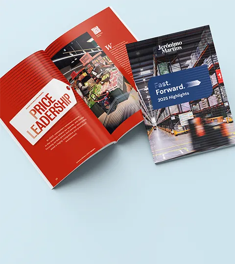 2025 Highlights booklet, titled "Fast. Forward." (photo)