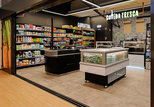 Simulação de uma loja Pingo Doce, com produtos na prateleira e uma caixa de pagamento (foto)