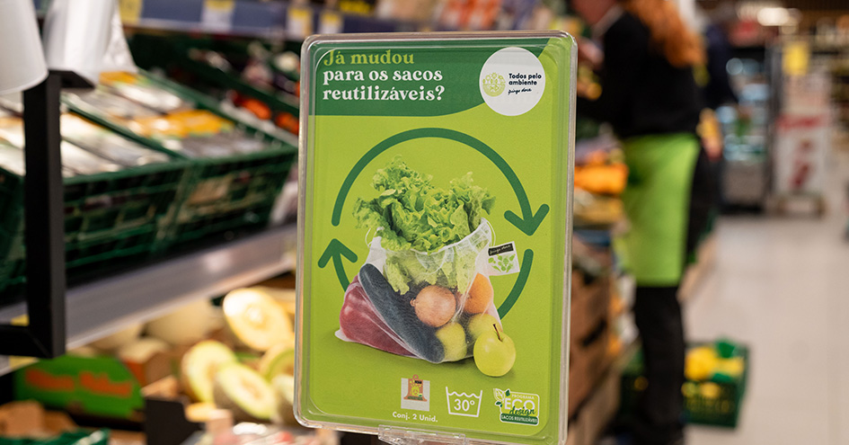 Placa num supermercado a convidar à utilização de sacos de produtos reutilizáveis  (foto)